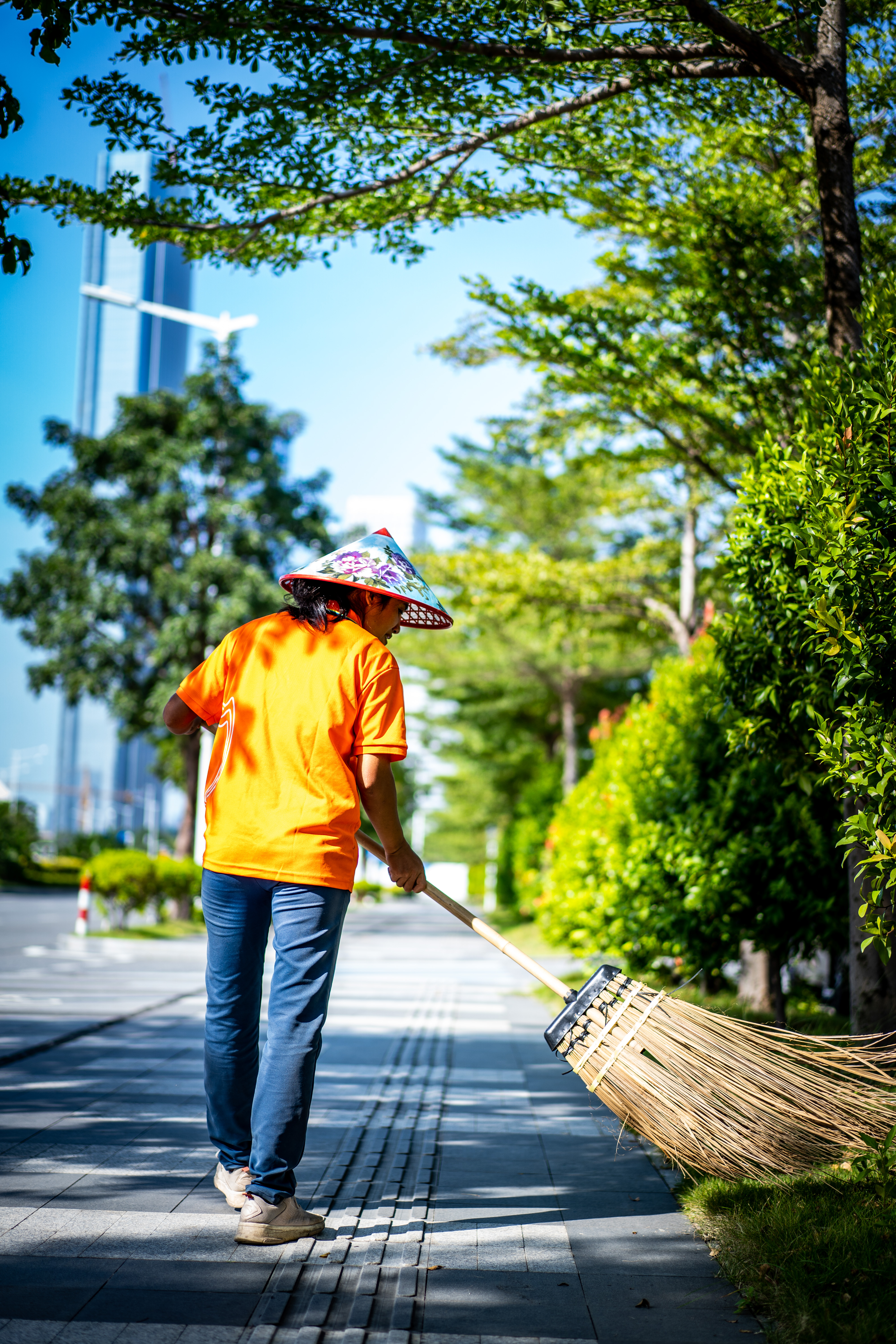 环卫工人进行路面清扫工作 (2).jpg