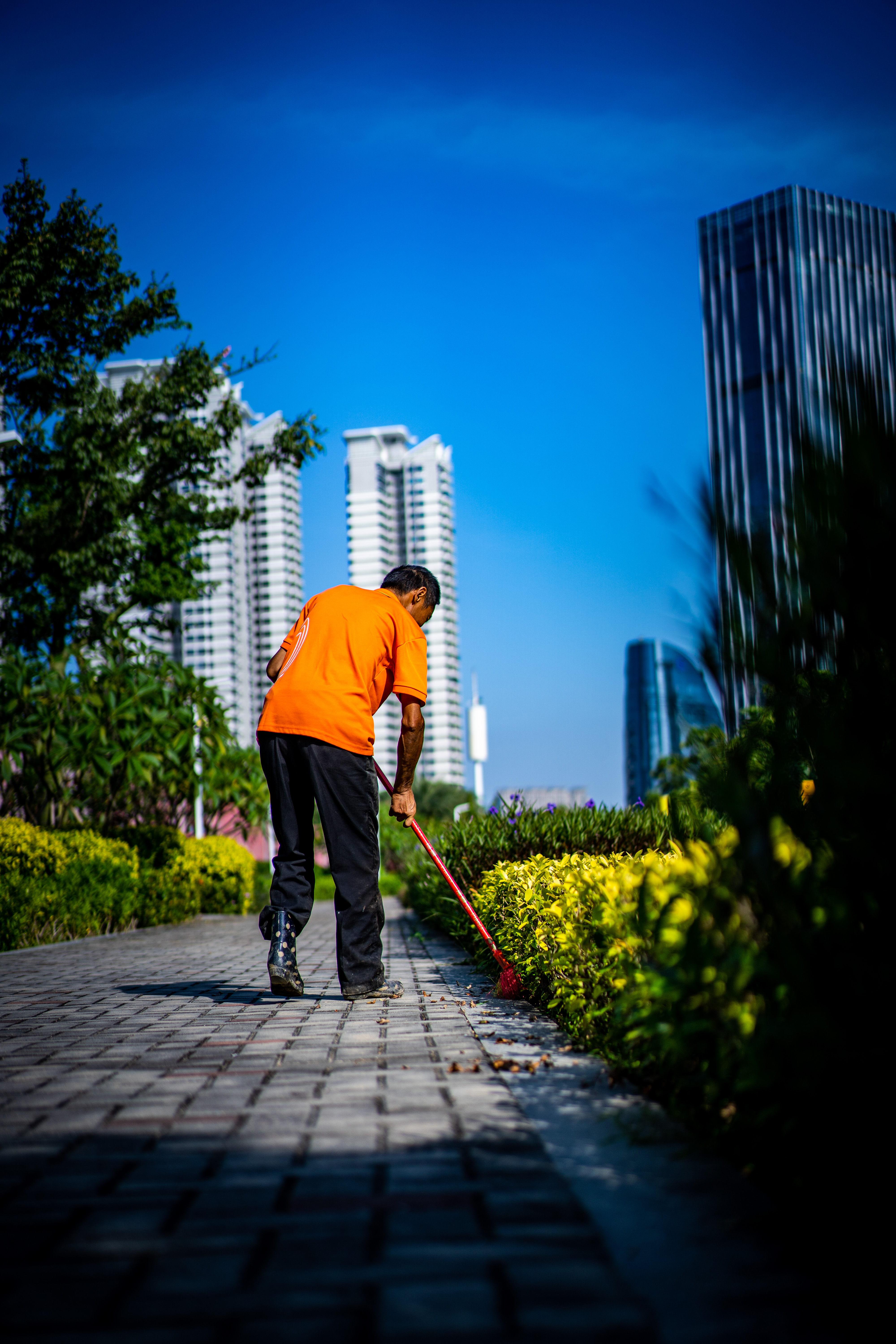 环卫工人进行路面清扫工作 (3).jpg