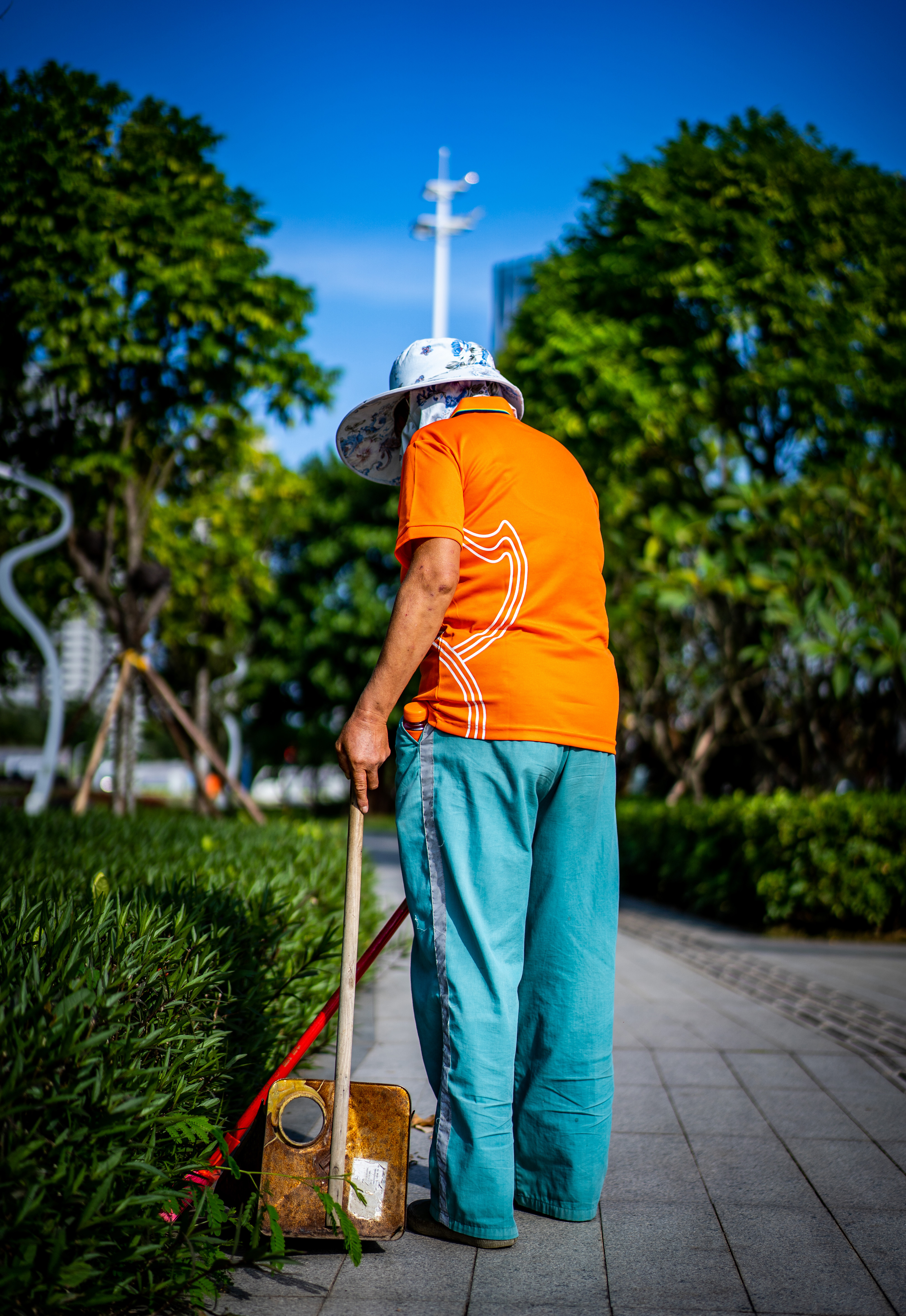 环卫工人进行路面清扫工作 (4).jpg