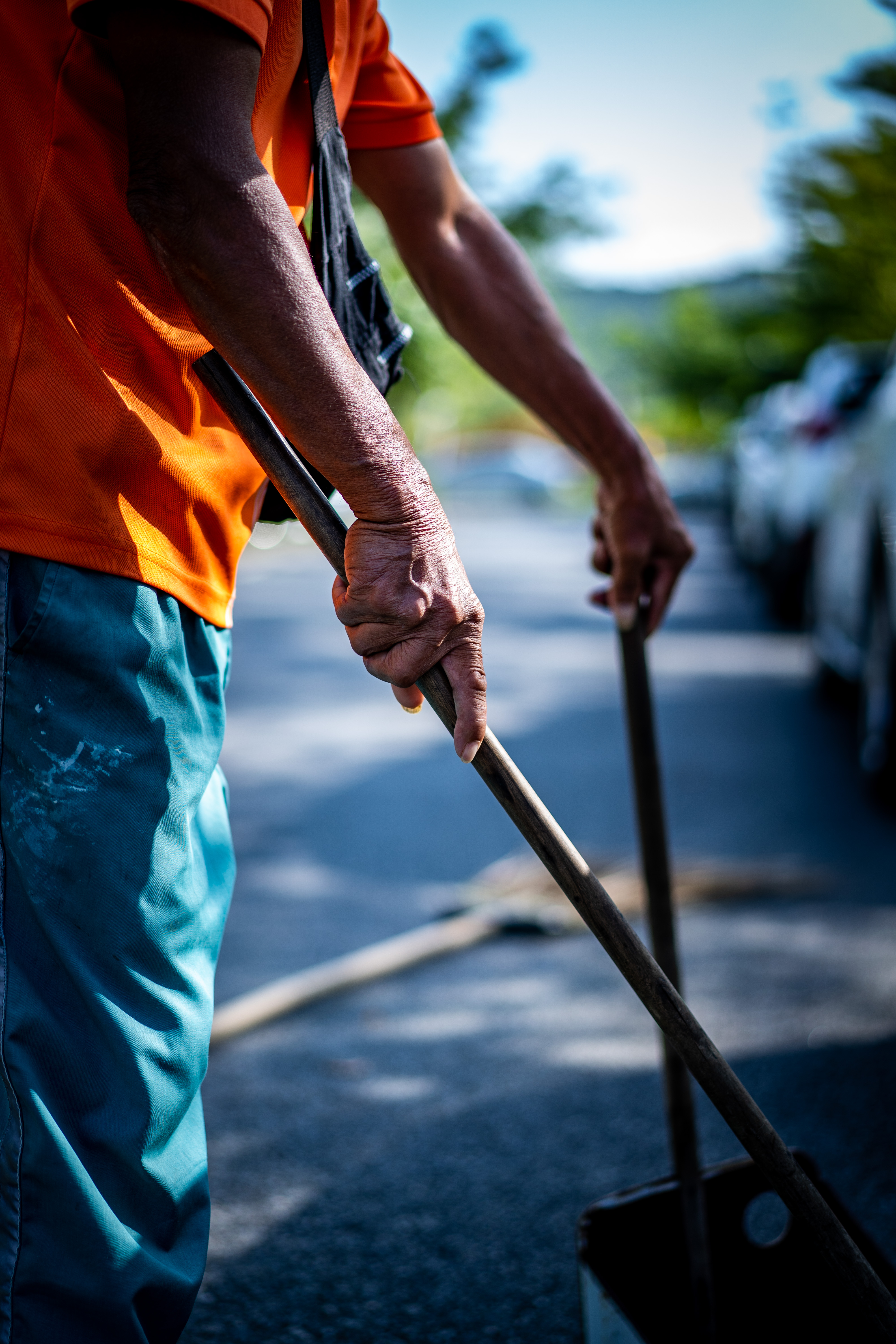 环卫工人进行路面清扫工作 (5).jpg