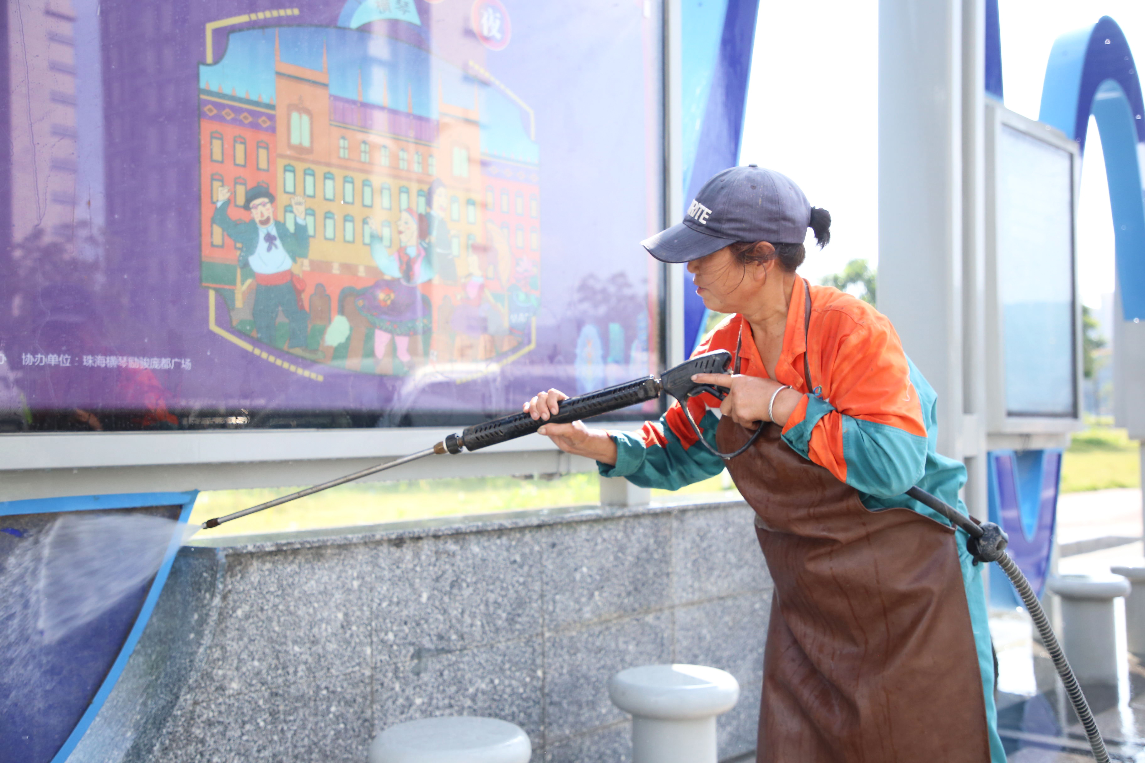 环卫工人清洗公交站台 (2).jpg