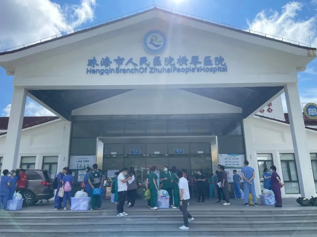△医护人员正在横琴医院门口准备物资.jpg