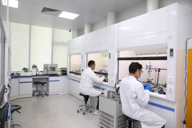  珠海澳大研究院工作人员在进行科研实验。