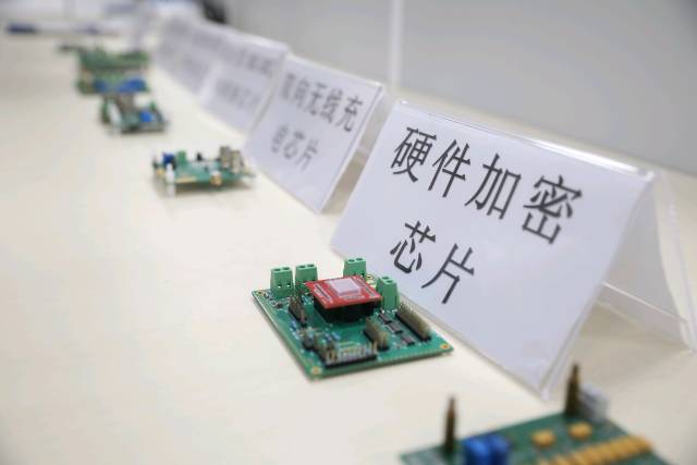 珠海澳大研究院研制的各种芯片。