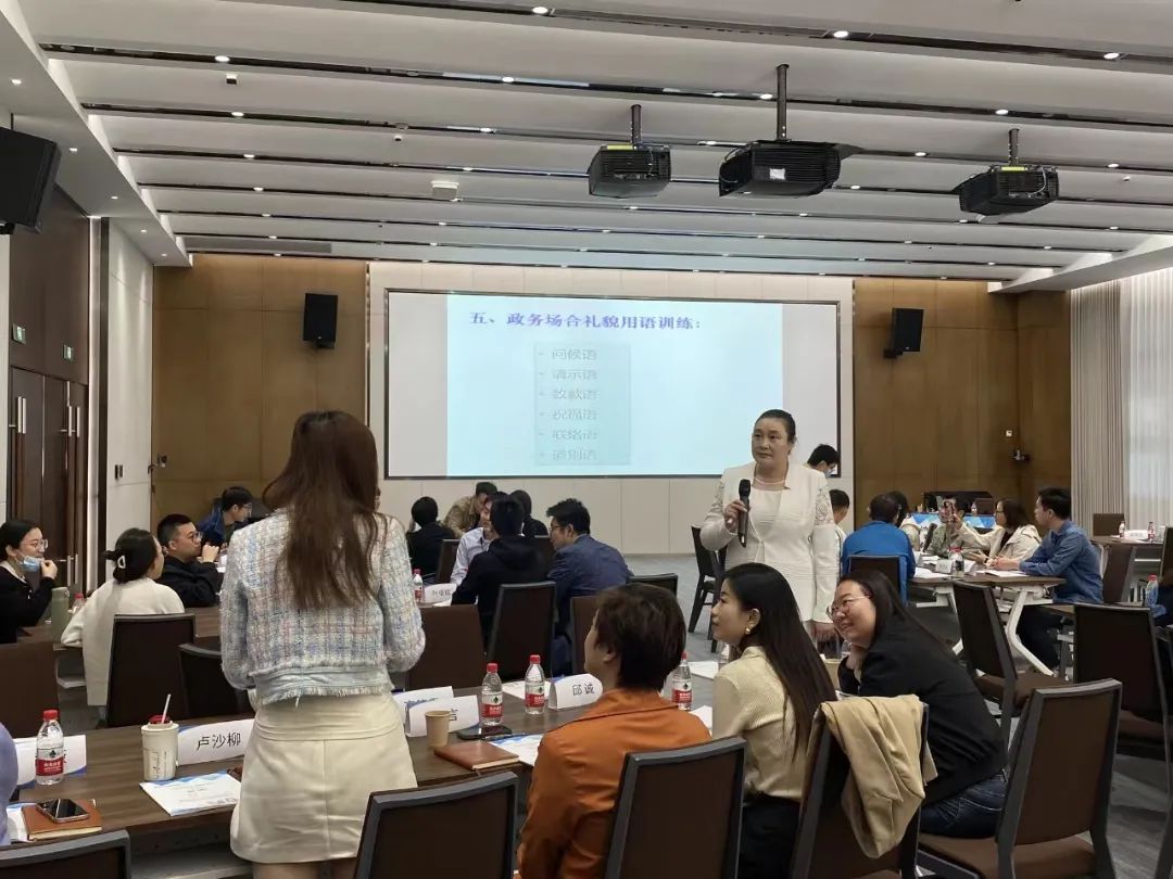 政务礼仪培训现场照片02.jpg 图片