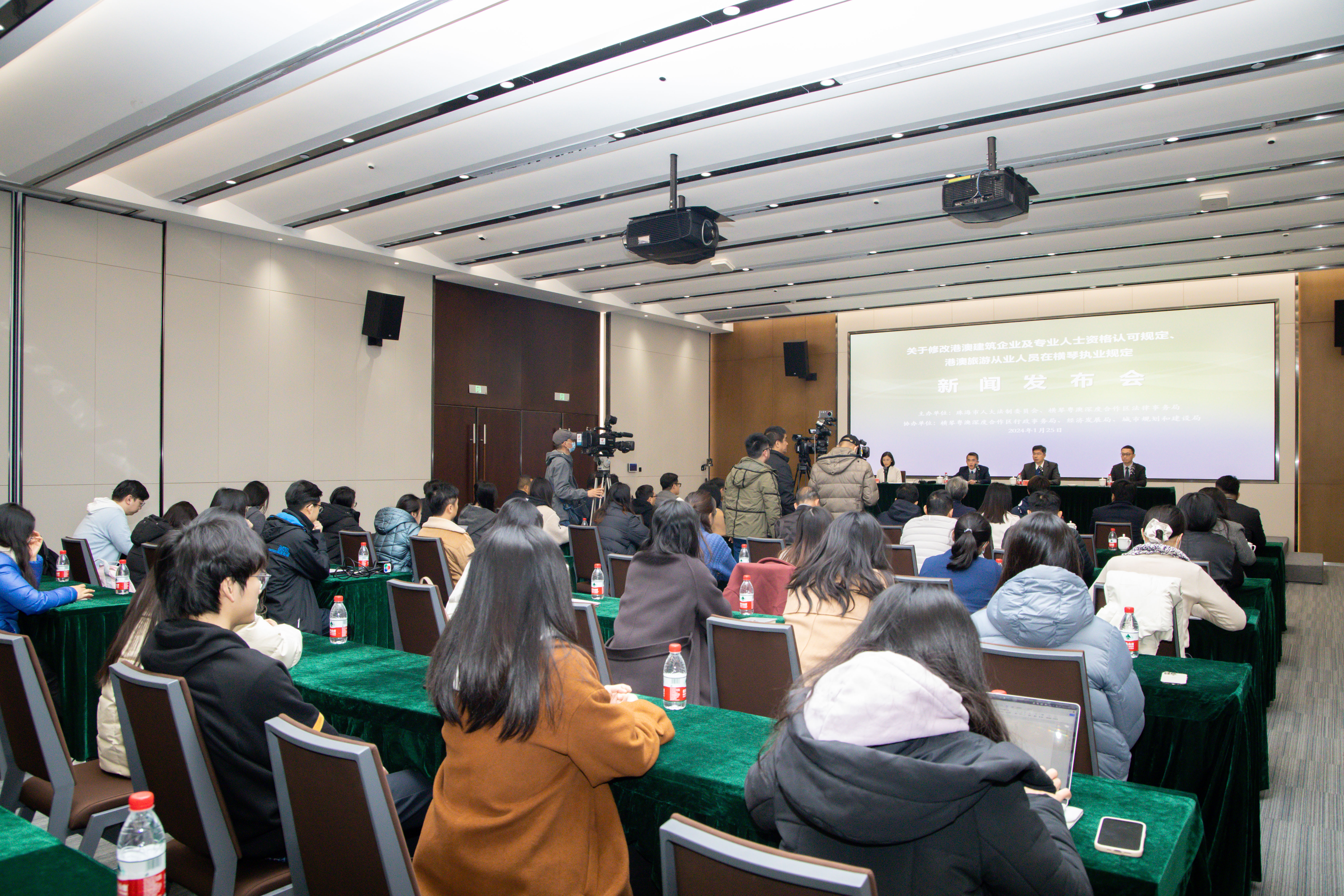 新修改的港澳建筑、旅游从业人员在横琴执业规定公布背影.jpg