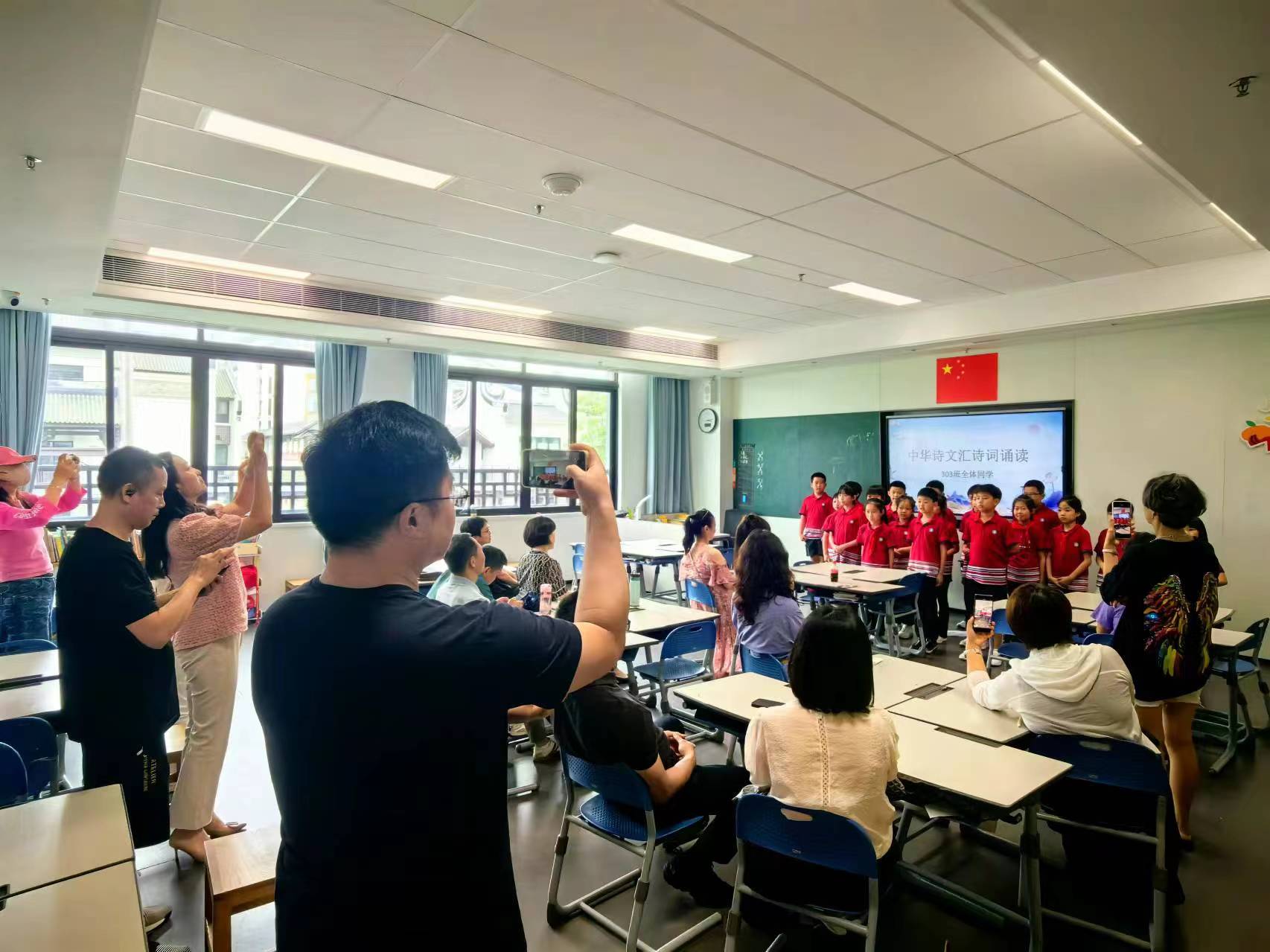 图03 家长在班级和学生一起听课.jpg