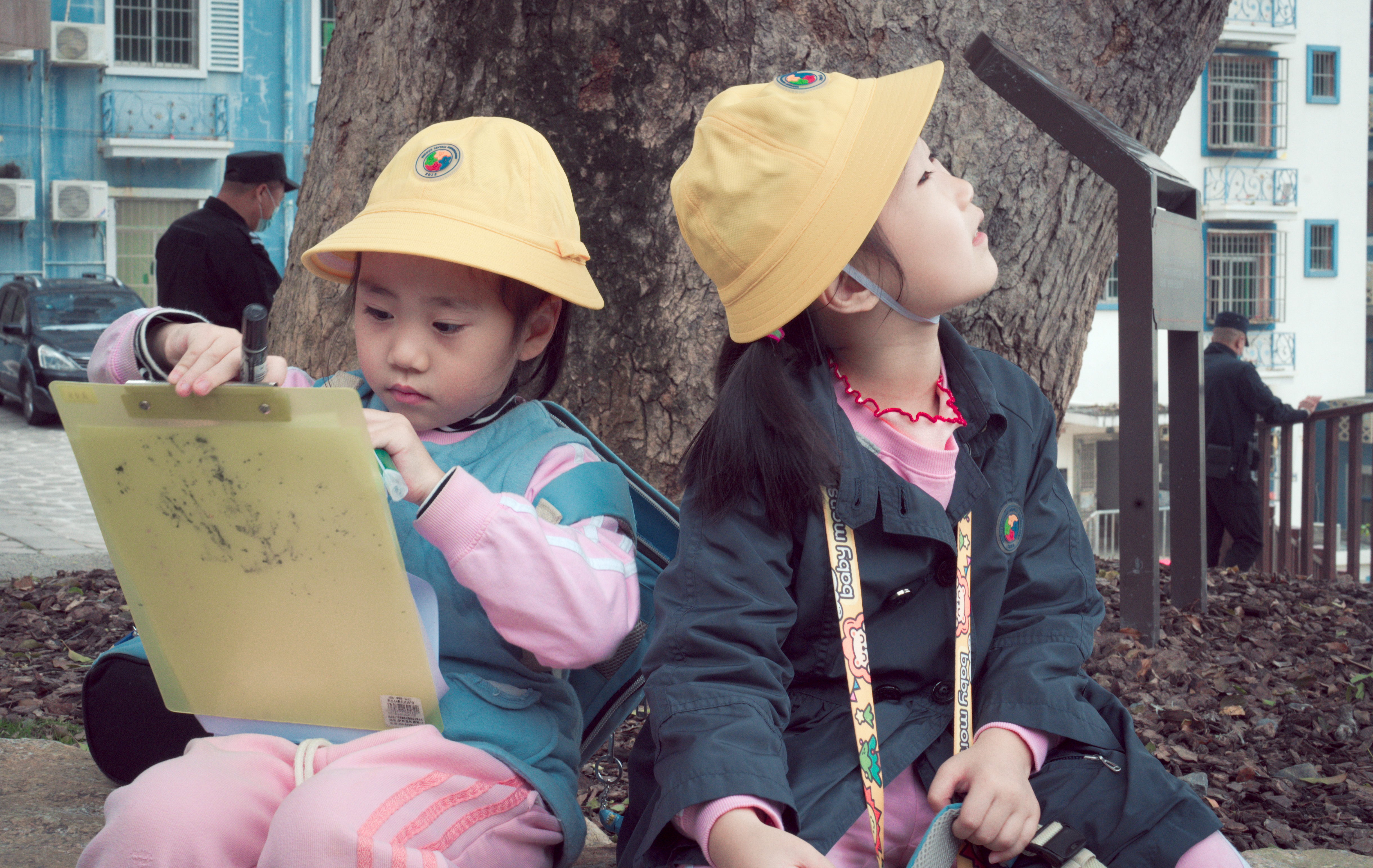 图09幼儿在古树公园写生.jpg