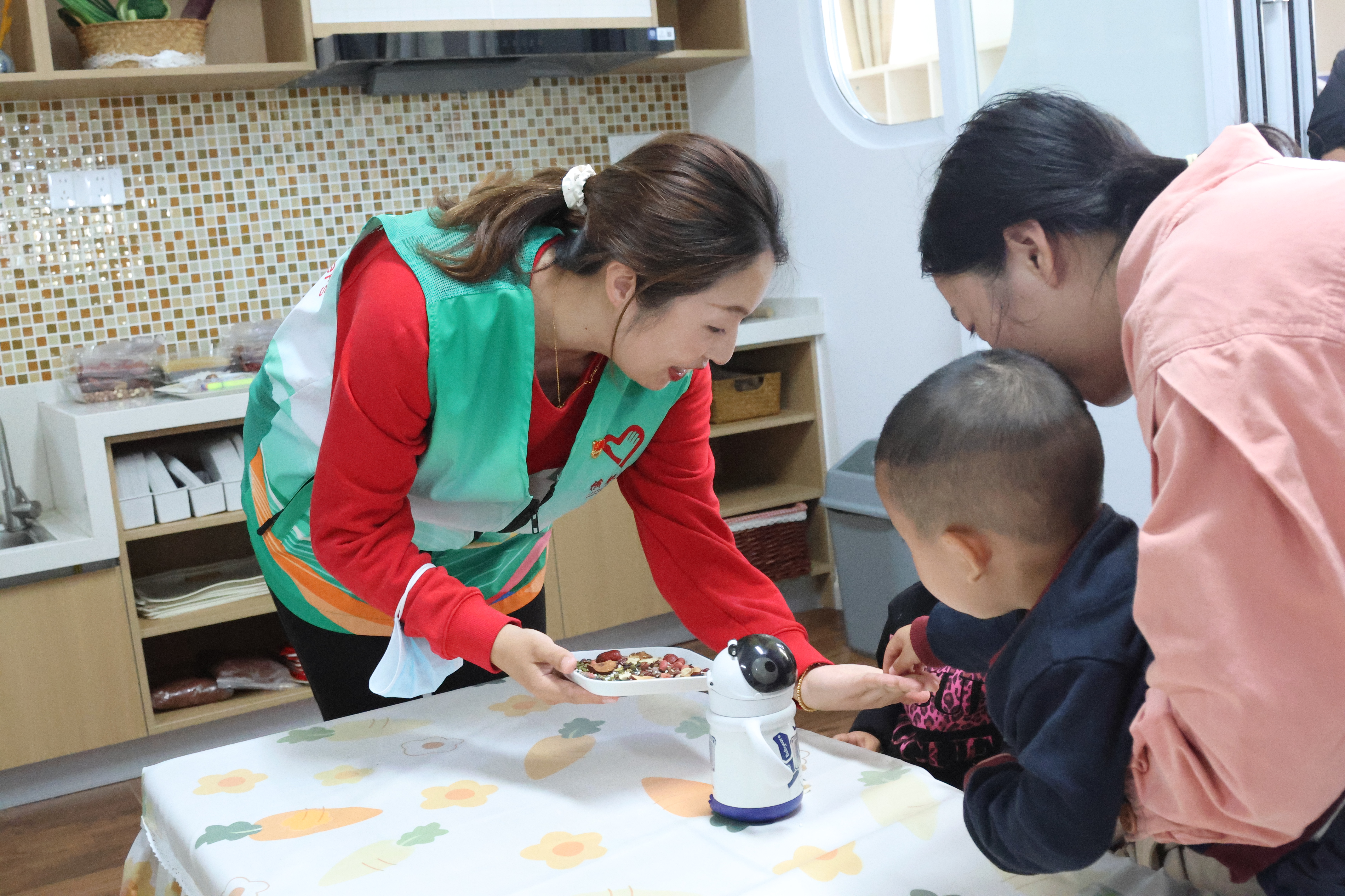 图05“浓浓腊八节,温暖亲子情”亲子活动.jpg