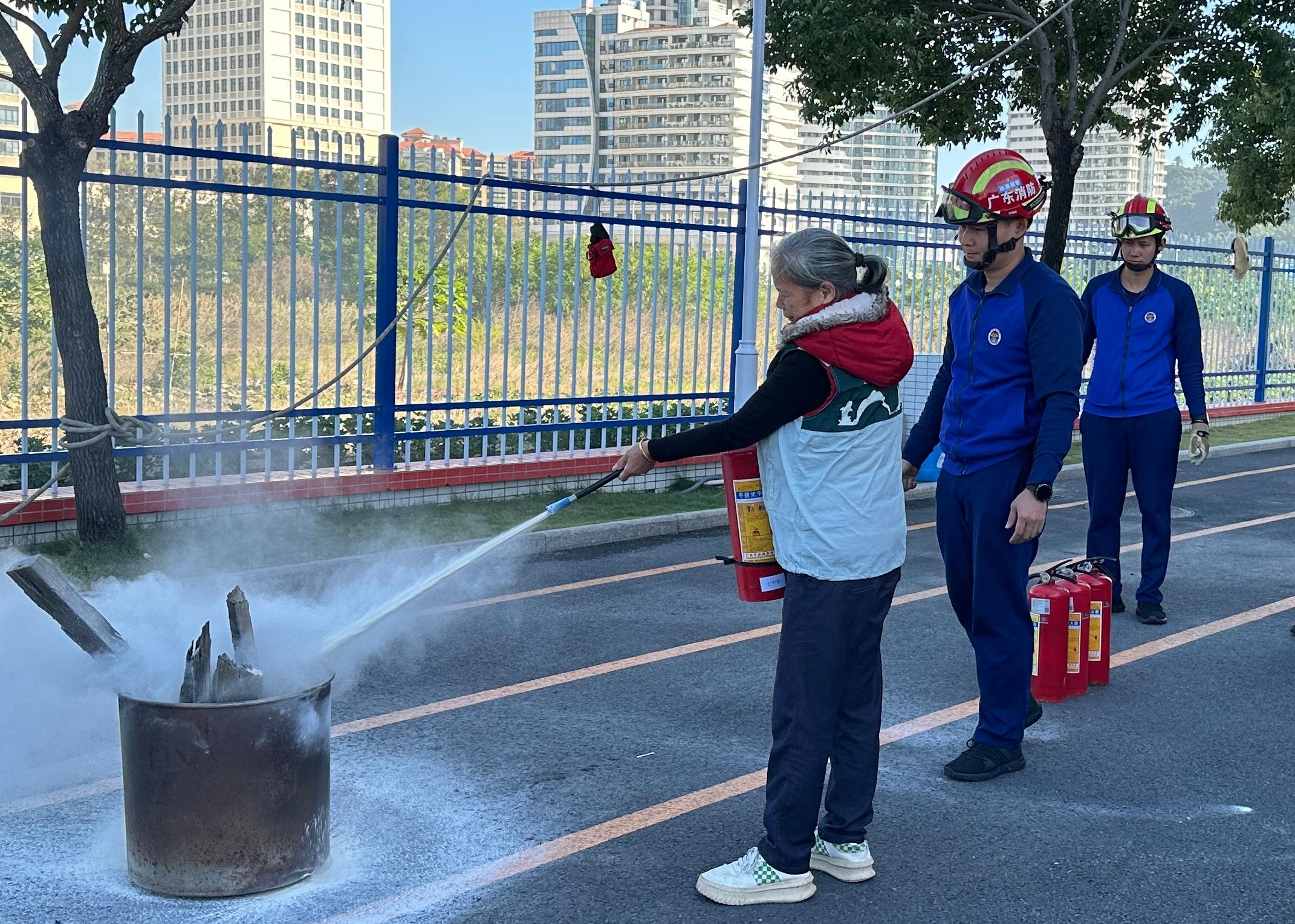 09银龄志愿者学习灭火器正确使用方法 (2).jpg