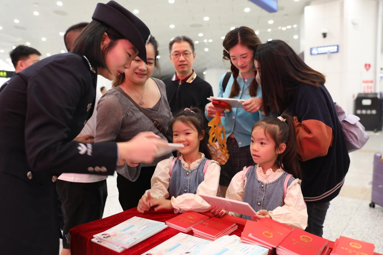 “宪”身说法 与法通行 3.png