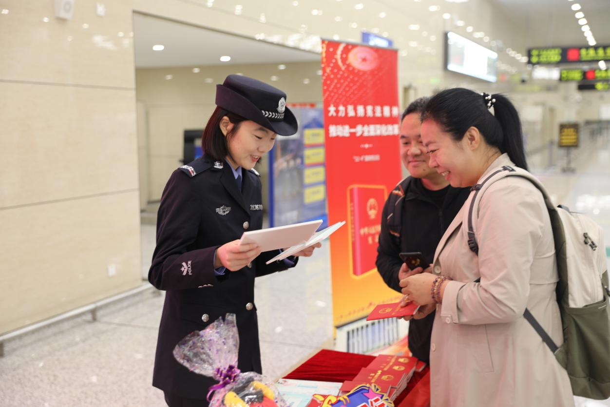 “宪”身说法 与法通行 1.png