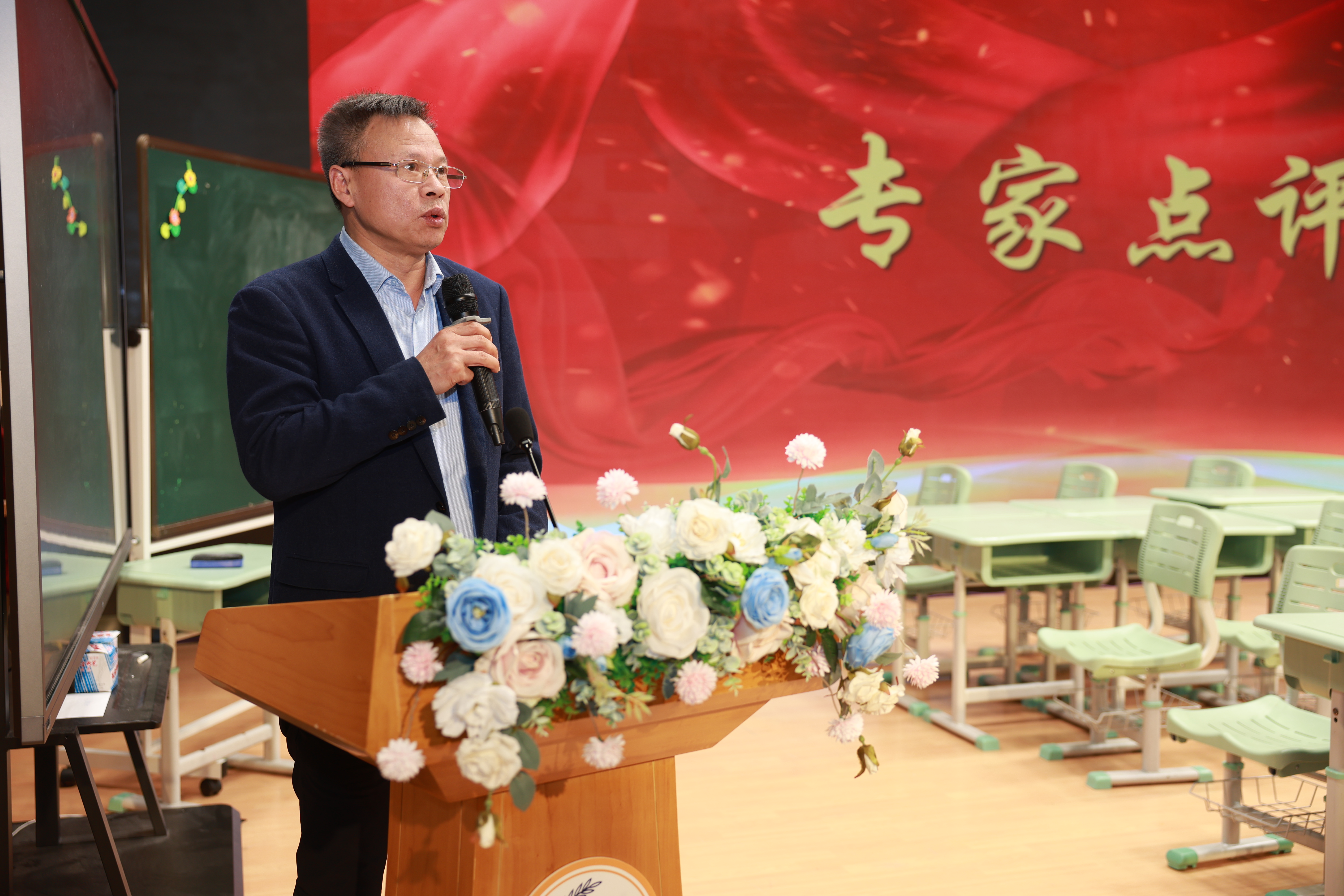 省教育研究院教学教材研究室副主任钟守权.JPG