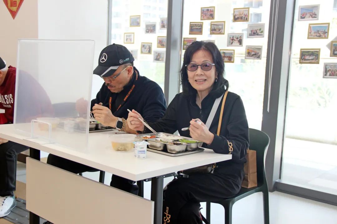 居住在澳门新街坊的澳门居民蔡先生和太太享用长者饭堂午餐.JPG