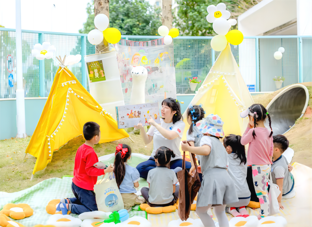 横琴伯牙幼儿园内,老师正在户外给同学们念绘本。.png