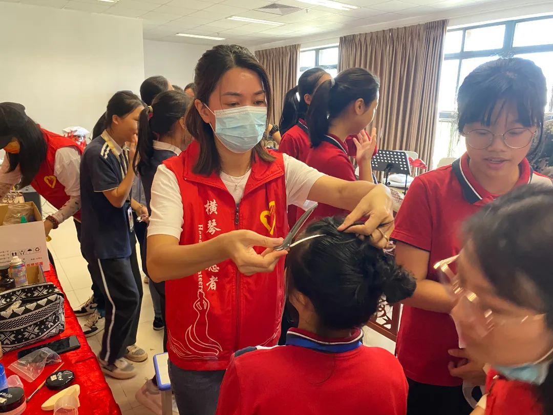 图09家长志愿者化妆.jpg