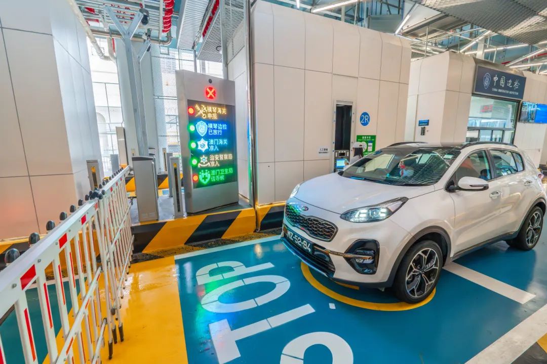 横琴口岸联合一站式车道通关车辆 (2).jpg
