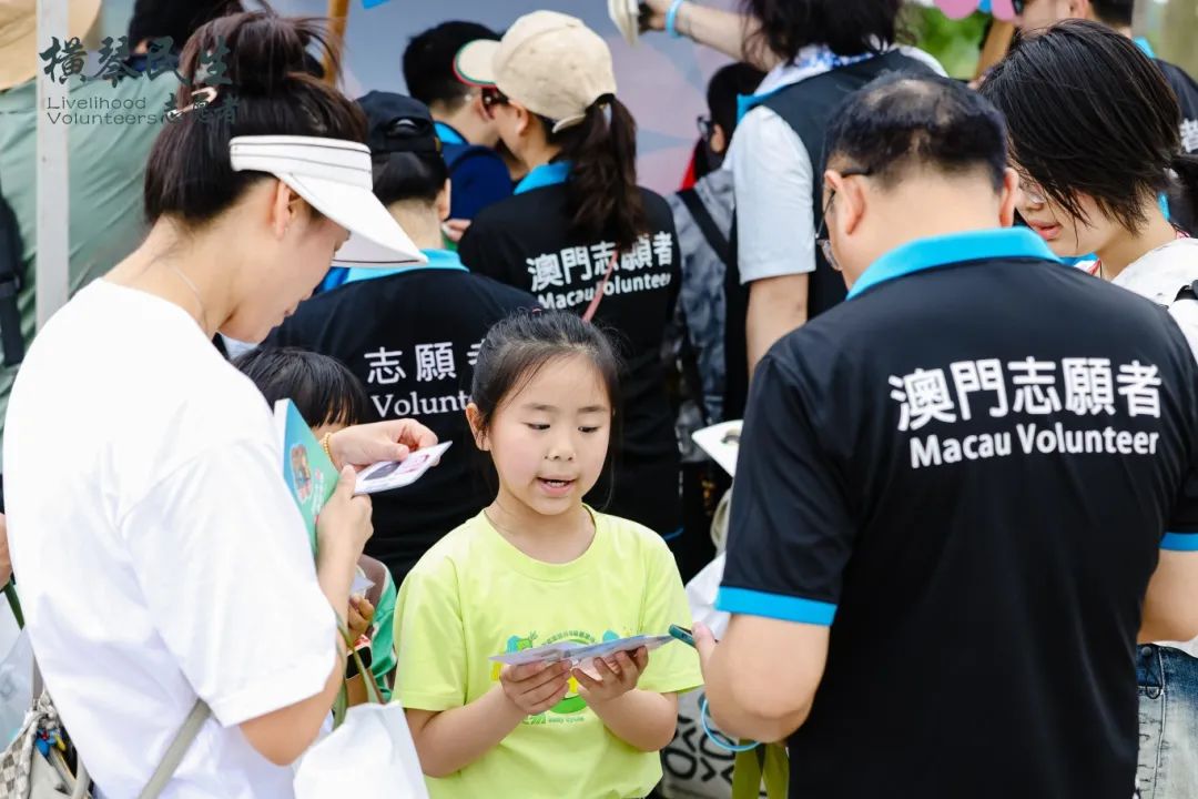 03澳门志愿者参与摊位.jpg