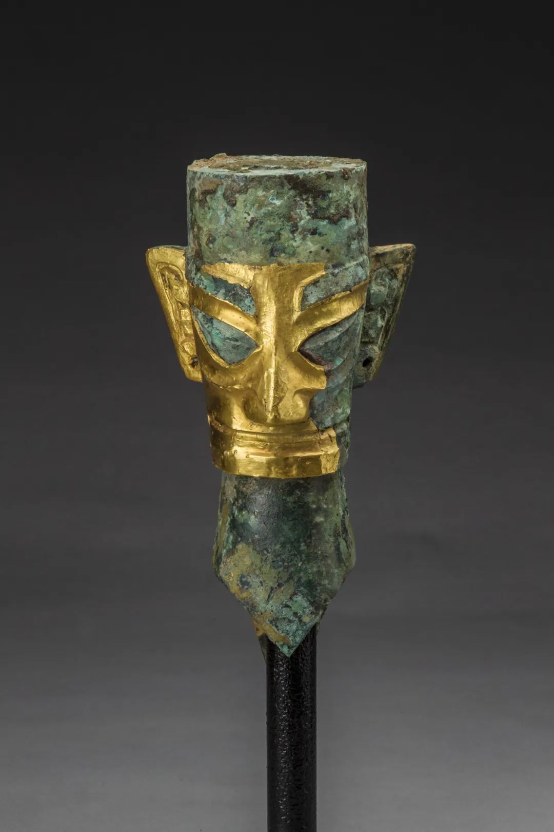 戴金面罩青铜人头像.jpg