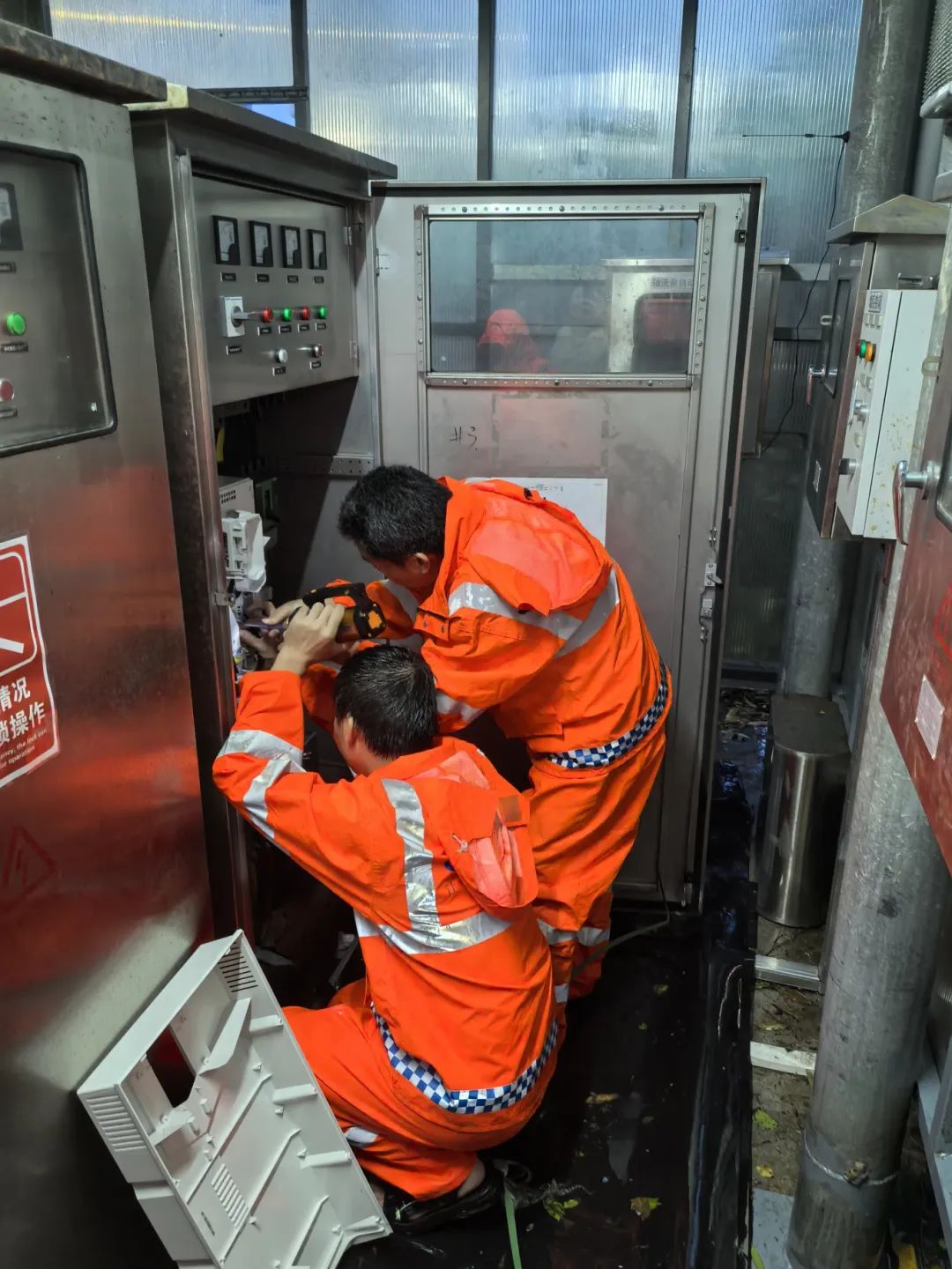 下村雨水泵站,大横琴城资水利部门正在给水泵降温。 陈子怡 摄.jpg