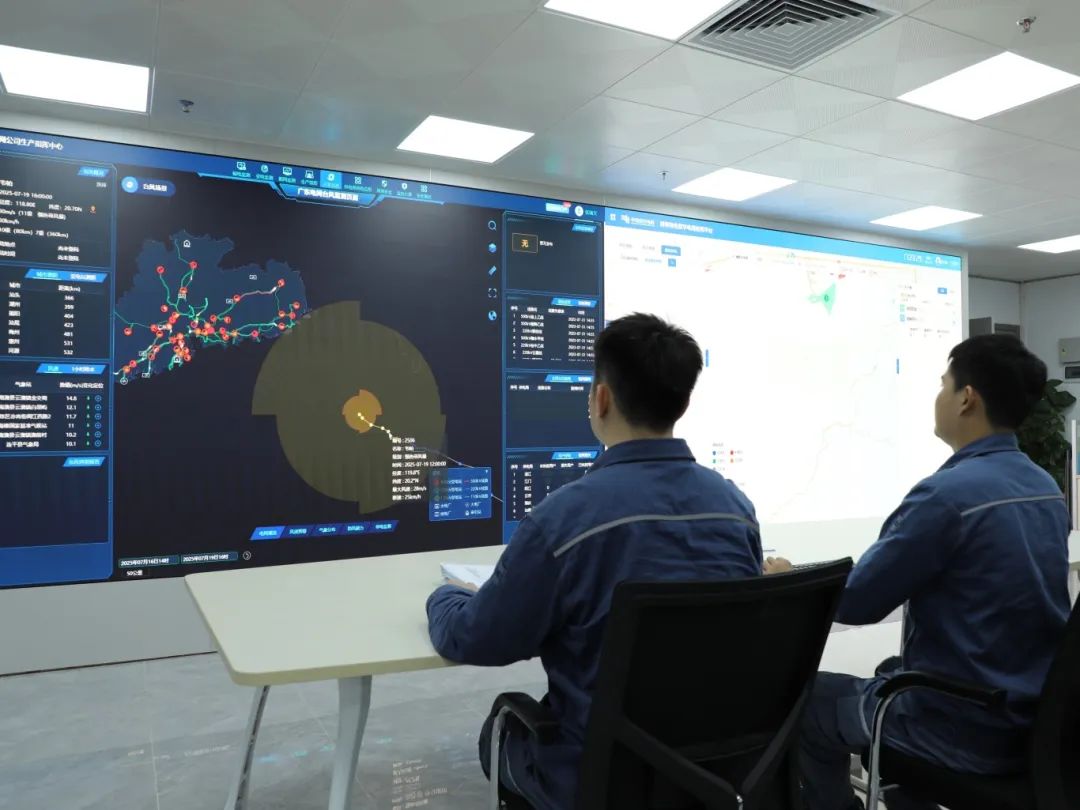 南方电网广东珠海横琴供电局应用自主研发的“横琴特色数字电网应用平台”对横琴全域的设备进行实时监测。 南方电网广东珠海横琴供电局供图.jpg