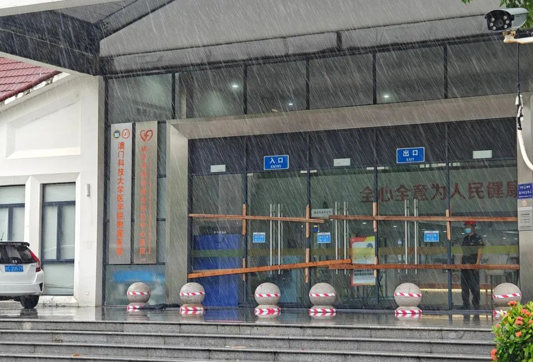 7月20日,防御“韦帕”台风,广州医科大学附属第一院横琴医院玻璃门进行加固处理。 李其峰 摄.jpg