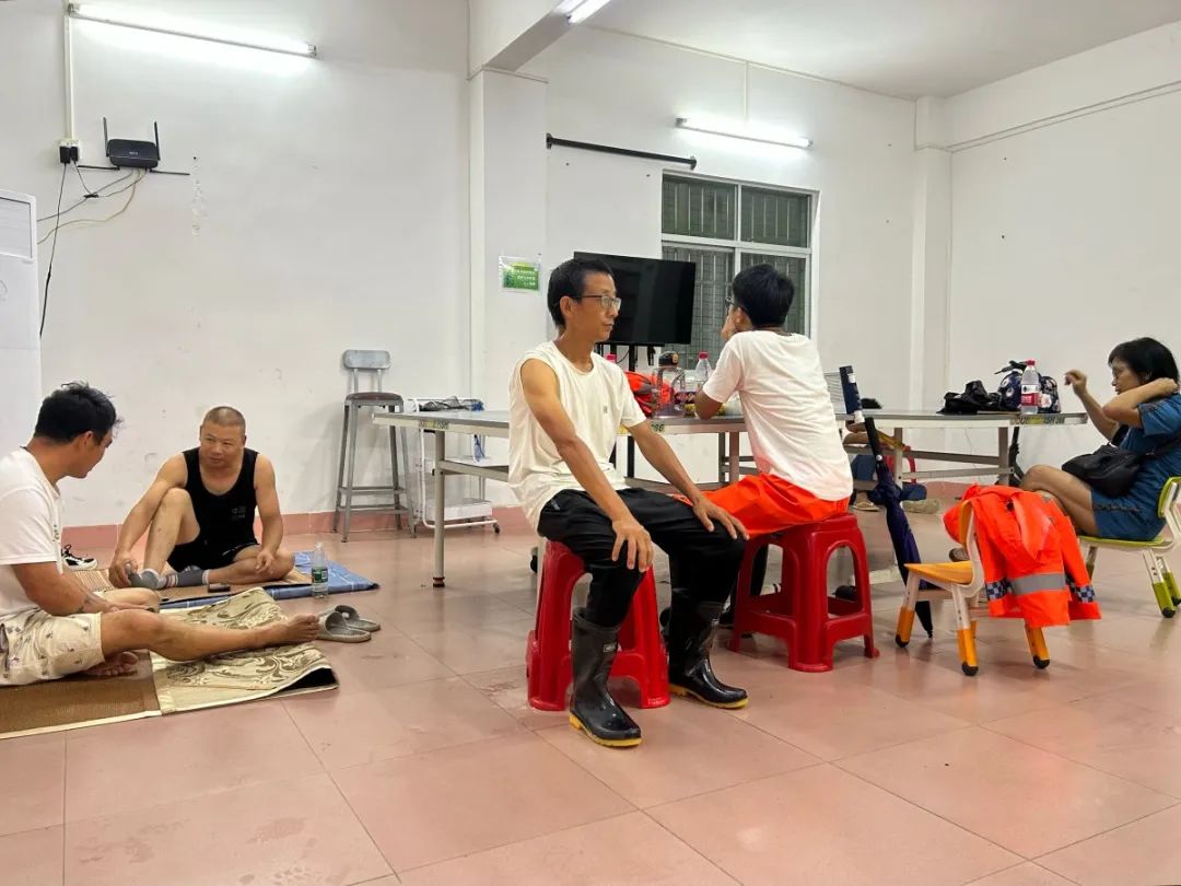 7月20日,台风“韦帕”逼近横琴,岛上的应急庇护点已提前开放。大横琴社区向阳村庇护所内,工作人员登记好安置人员信息。 曾遥 摄.jpg