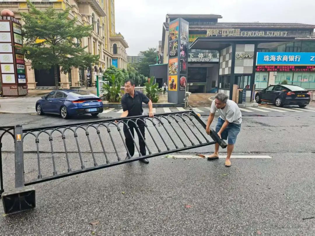 新家园社区组织人员把长达18米被台风吹倒的铁栏杆扶正。 新家园社区供图.jpg