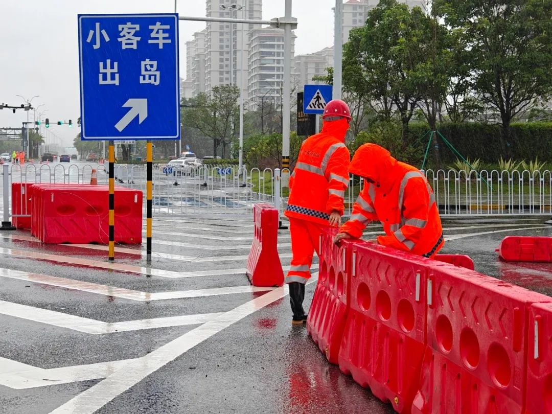 7月20日11时30分,横琴大桥临时封闭。工作人员正在进行封桥和疏导工作。李其峰 摄.jpg
