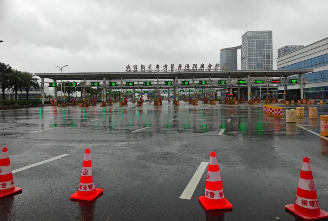 7月20日11时30分,横琴大桥临时封闭。工作人员正在进行封桥和疏导工作。2 李其峰 摄.jpg