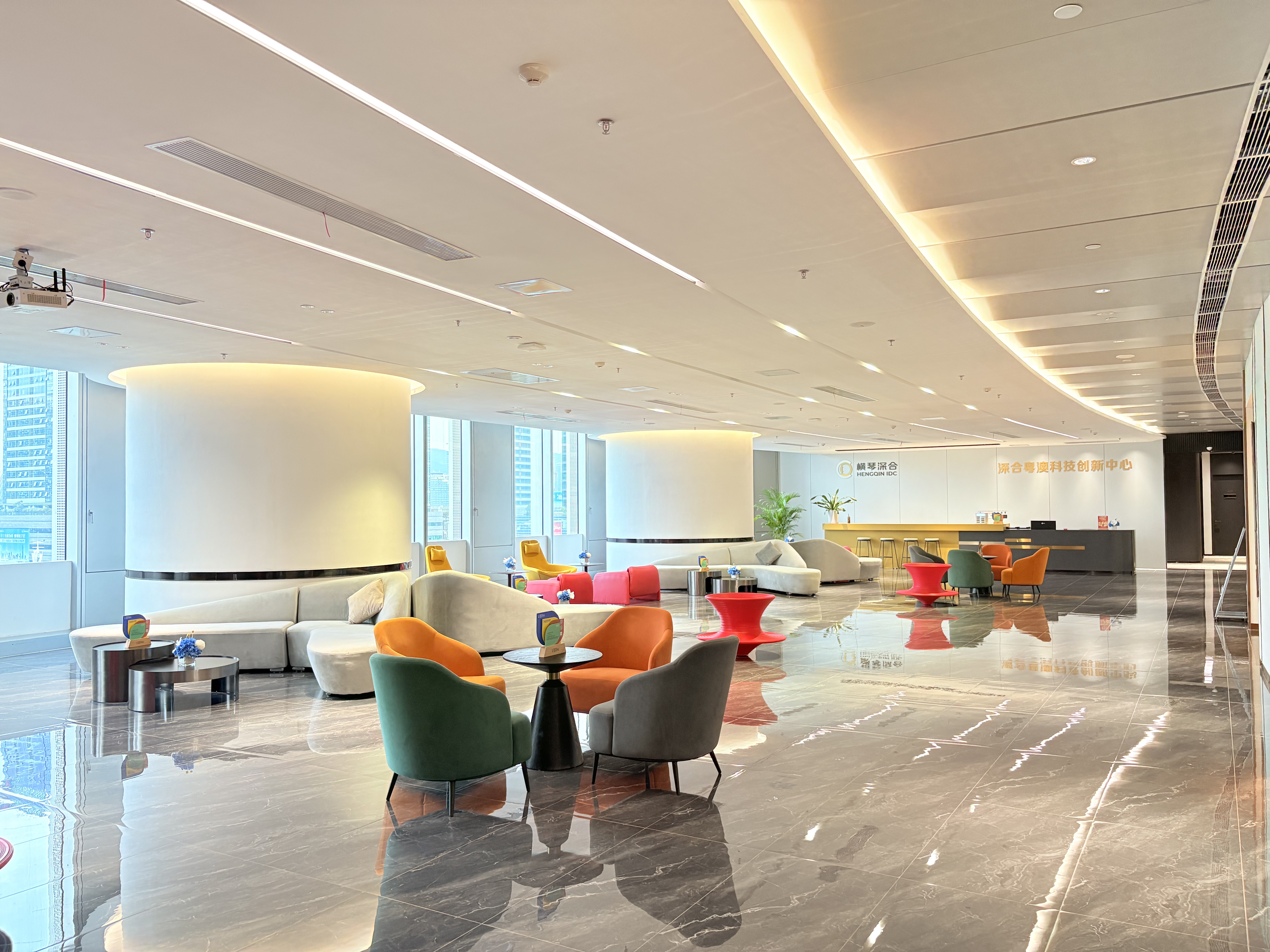 服务前台及开放洽谈区.jpg