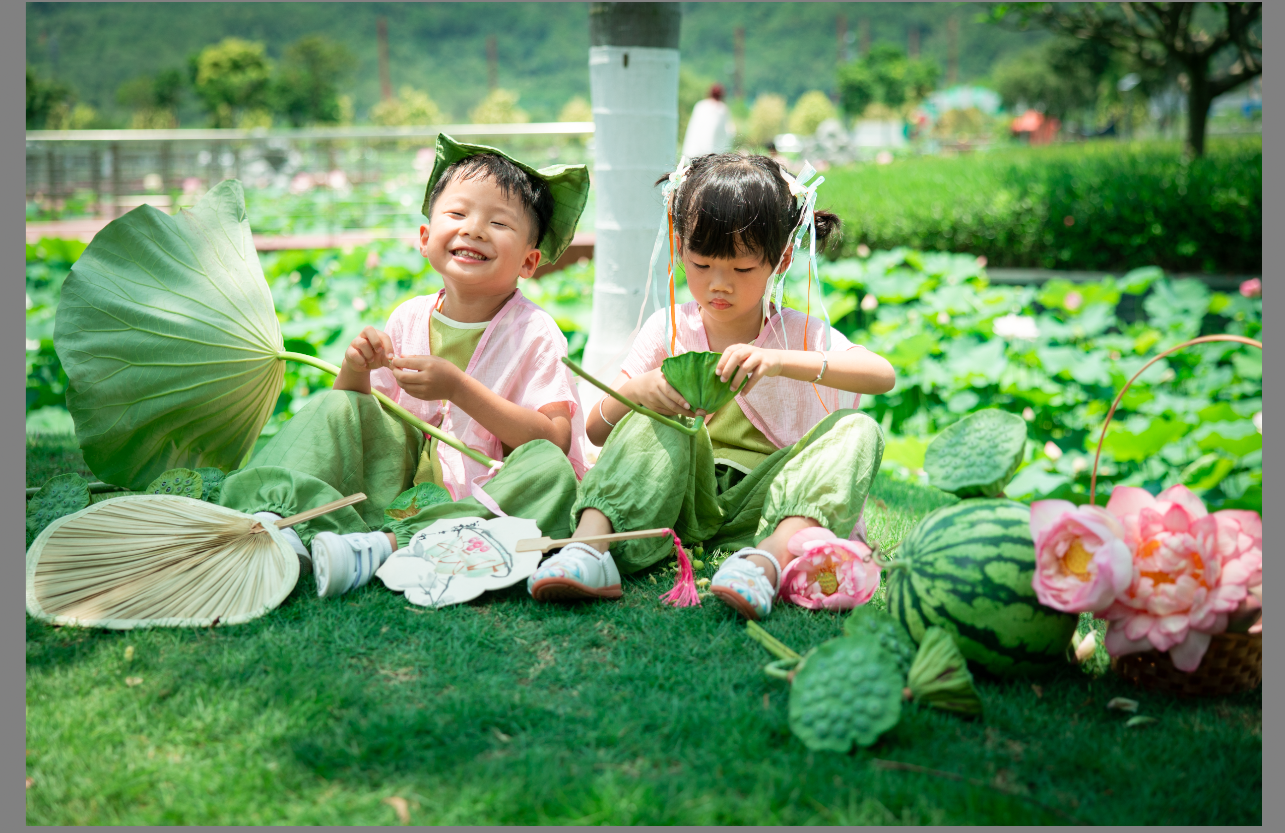 游客打卡拍摄荷花园场景.png