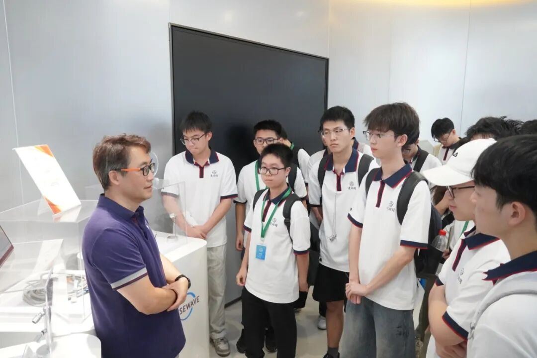 da915eb429650a3f9866a15e05a8848c.jpg