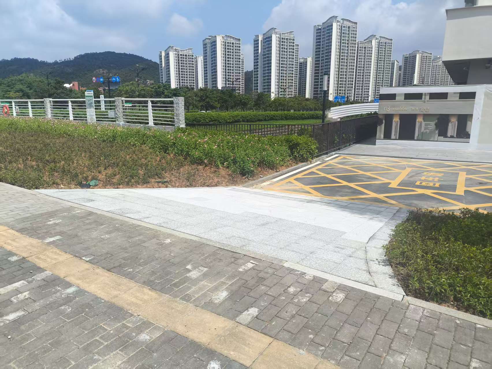 新增濠江路绿化带连接步道.jpg