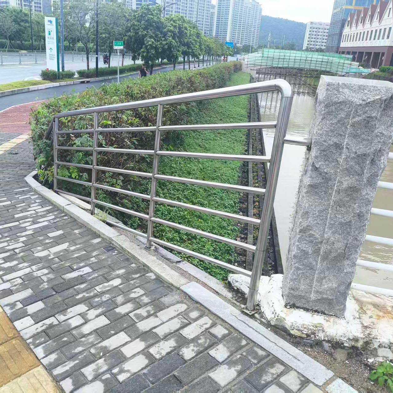 护栏更换前.jpg