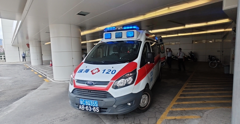 救护车到达澳门仁伯爵综合医院.jpg